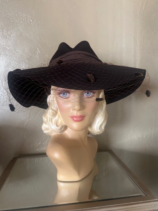 FASCINATING 940s\' BROWN FELT WIDE BRIM HAT + UNIQUE CROWN & DOTTED VEIL